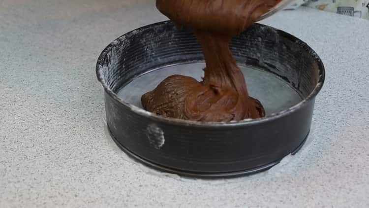 Pentru a face prăjitura unei păsări, puneți aluatul în matriță acasă