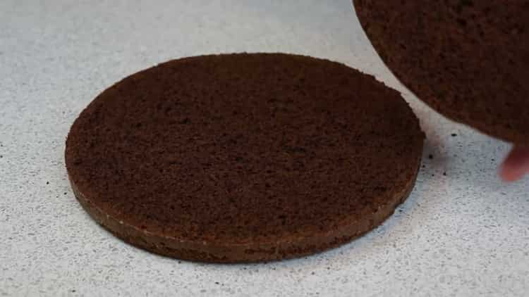 Pentru a face tortul unei păsări acasă, tăiați prăjiturile în bucăți