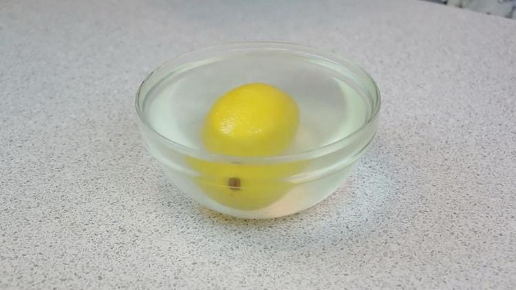 Pentru a face prăjitura unei păsări, turnați apă clocotită peste lămâie acasă