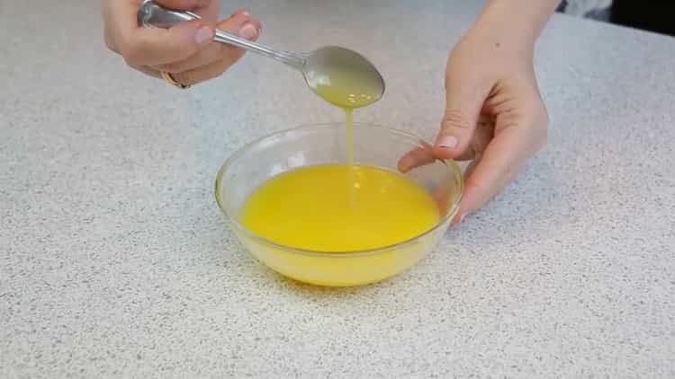 Pentru a face tortul unei păsări acasă, bate ouăle