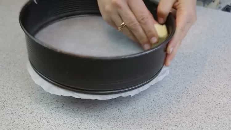 Pentru a face prăjitura unei păsări, pregătește o matriță acasă