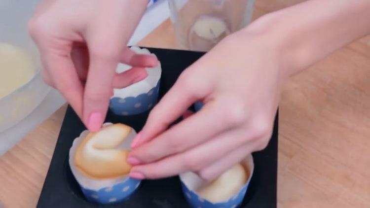 Para hacer galletas de la fortuna, pon las galletas en la forma