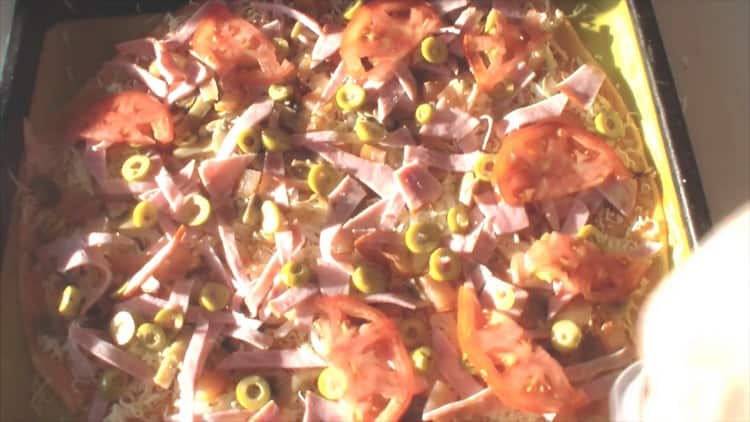 Pentru a face pizza asortată, puneți întregul umplutură pe aluat