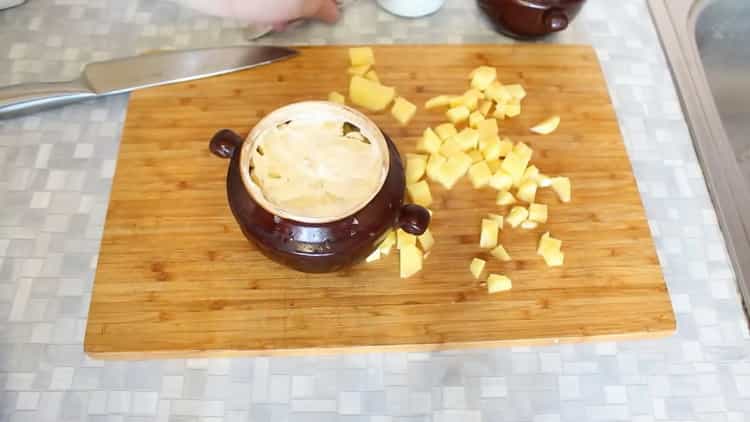 Til madlavning af oksekød i gryder med kartofler i ovnen, fedt med mayonnaise