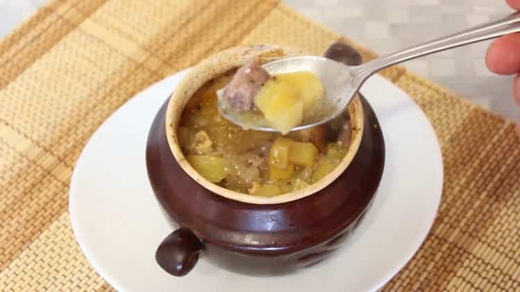 oksekød i gryder med kartofler i ovnen er klar