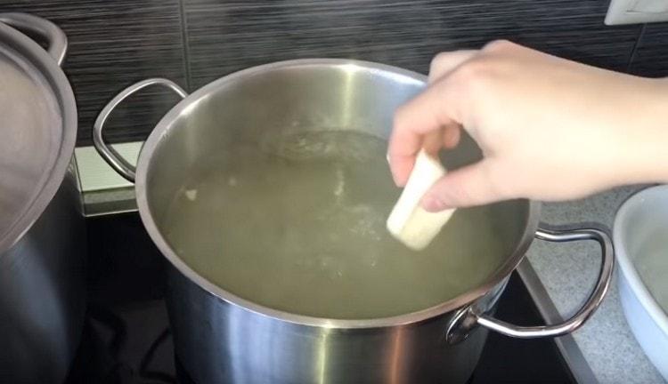 Puneți khinkali-ul în bulionul nou fiert.