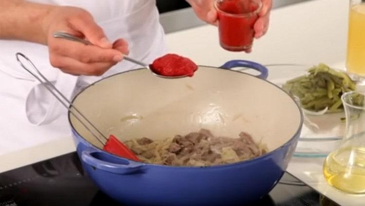 Adăugați pasta de roșii.