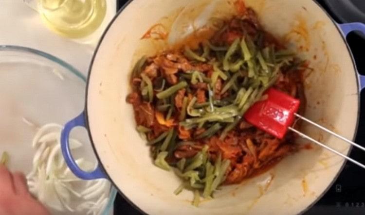 Adăugați murături în farfurie.