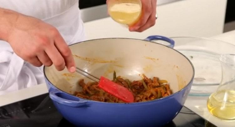 Se adaugă bulionul de vită.