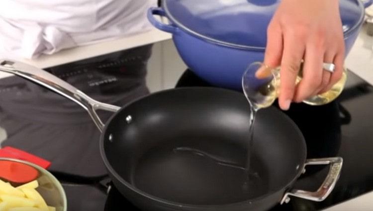 Separat, încălziți tigaia cu ulei vegetal.