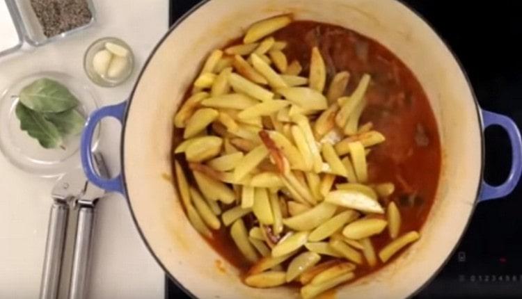 Transferam cartofii în alte componente într-o tocană.