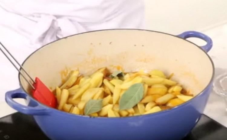 Adăugați frunza de dafin.