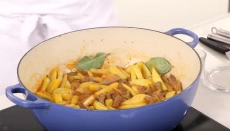 Gătim elementele de bază ale cărnii de vită până când carnea este moale.