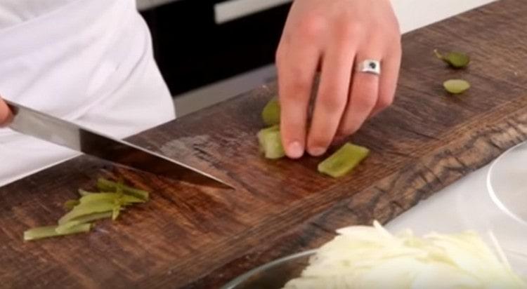 Taiem muraturile in fasii subtiri.