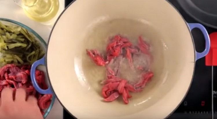 Pune carnea în ulei fierbinte.