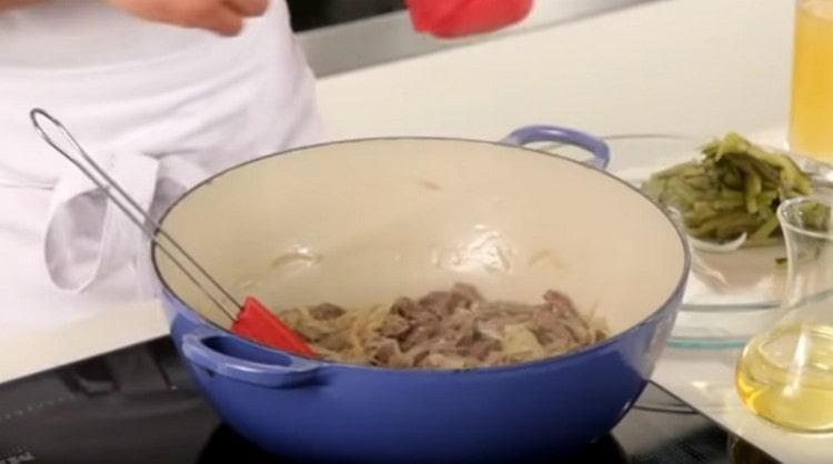 Se prajeste carnea cu ceapa. până devine moale.