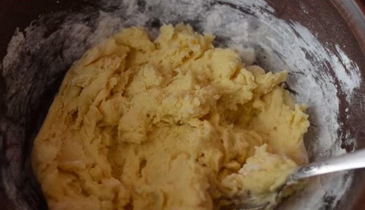 Тестото е гъсто, но лепкаво.