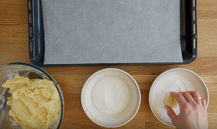 Tout d'abord, rouler la balle dans le sucre, puis dans le sucre à glacer.