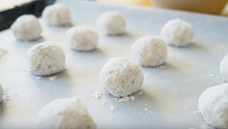 Nous étendons les flans sur une plaque à pâtisserie recouverte de parchemin.