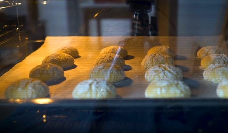 Nous envoyons les biscuits au four préchauffé pendant 15 minutes.