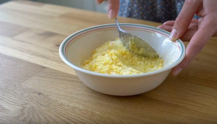 Mélangez bien le zeste d'orange avec le sucre.