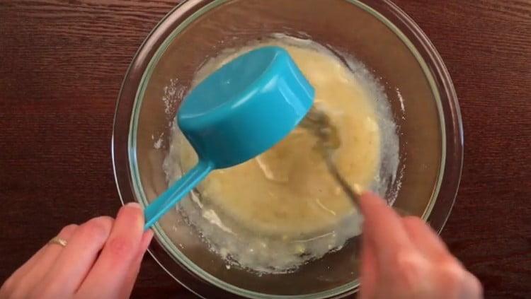 Ajouter le soda, le jus de citron et l'huile végétale.