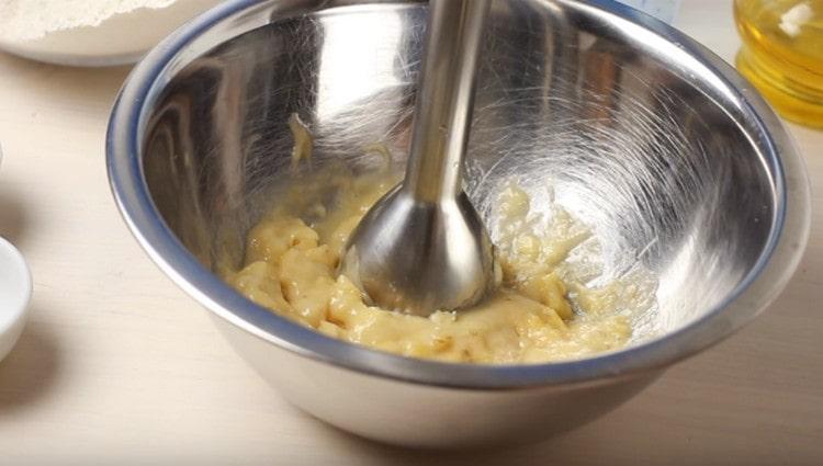 Întrerupem blenderul cu o banană.