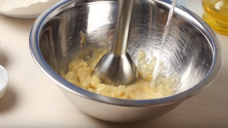 Când bici, adăugați treptat apă minerală.