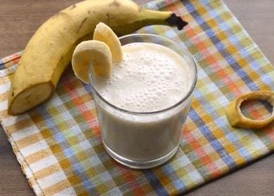 Gătit un smoothie rapid și delicios de banane cu o rețetă cu o fotografie.