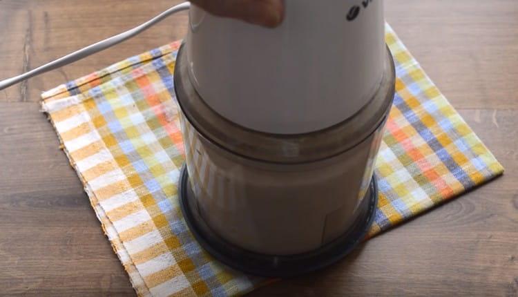 Nous interrompons complètement tous les composants jusqu'à l'obtention d'un mélange homogène.