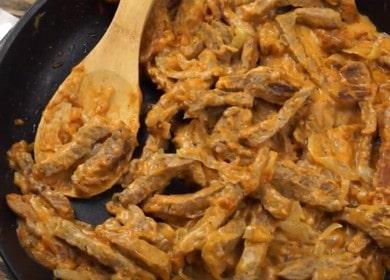 Cocinar stroganoff de ternera: receta clásica con fotos paso a paso.