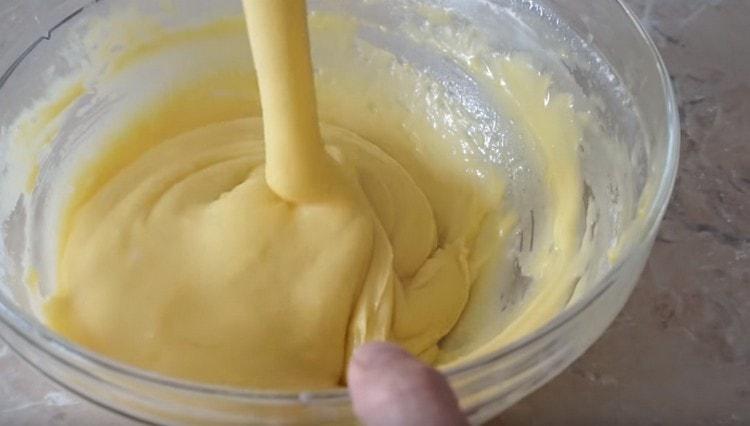 הבצק המוגמר סמיך, עכשיו צריך לשלוח אותו למקרר.