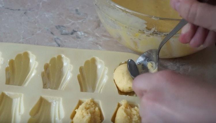 מורחים את צורת הבצק המעובה בכף.