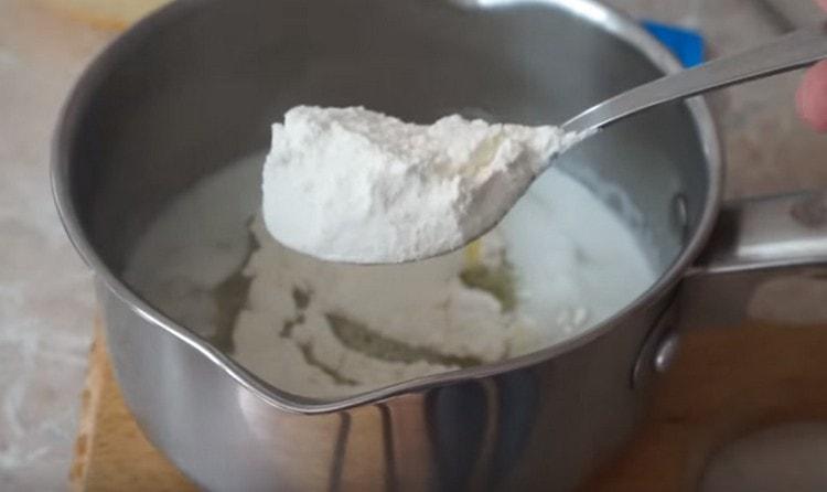 מוסיפים 2 כפות קמח לשמן החם.