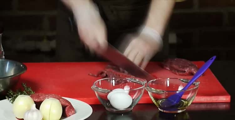 Pentru a găti fripturi de vită, pregătiți carne