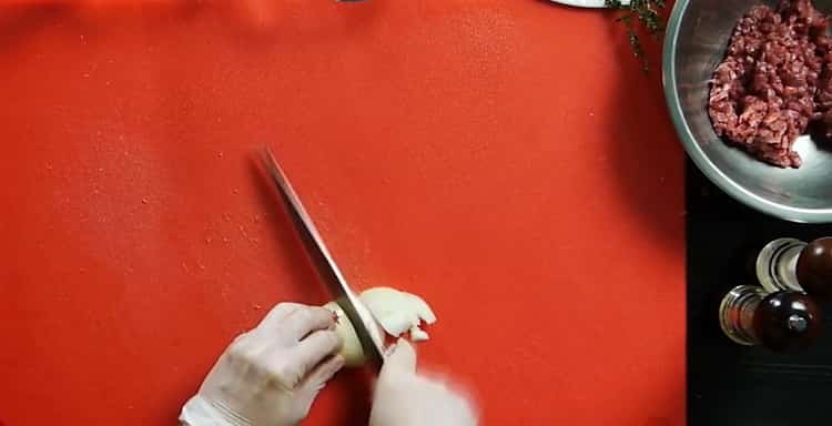 Pentru a găti fripturi de vită, toacă ceapa