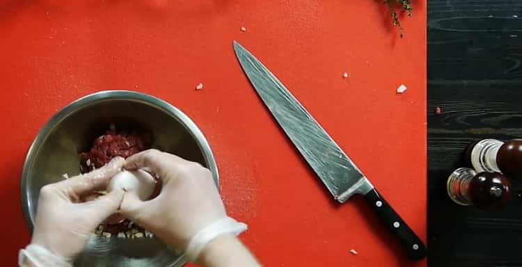 Pentru a găti fripturi de vită, adăugați un ou