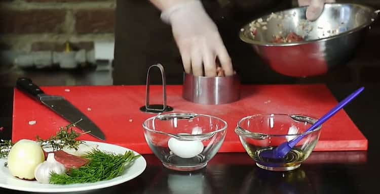 Pentru a pregăti fripturile de vită, pregătiți ingredientele