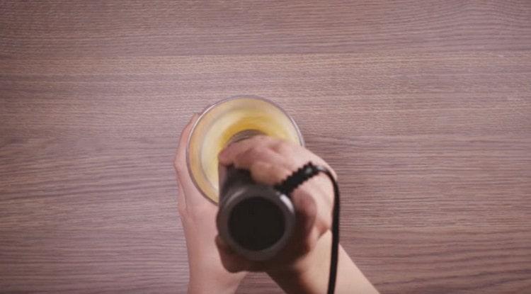 Bateți ouăle cu laptele.