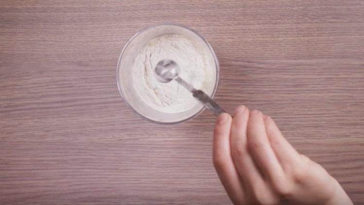 Adăugați praful de copt în făină.