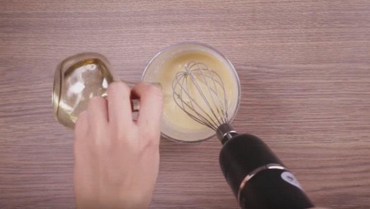 Amestecă aluatul și adaugă uleiul vegetal.