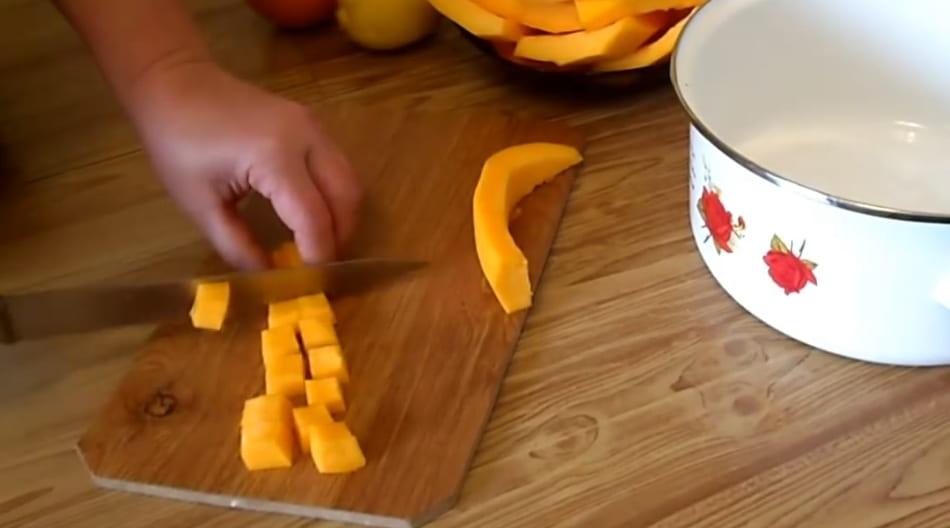Pelez et coupez la citrouille en dés.