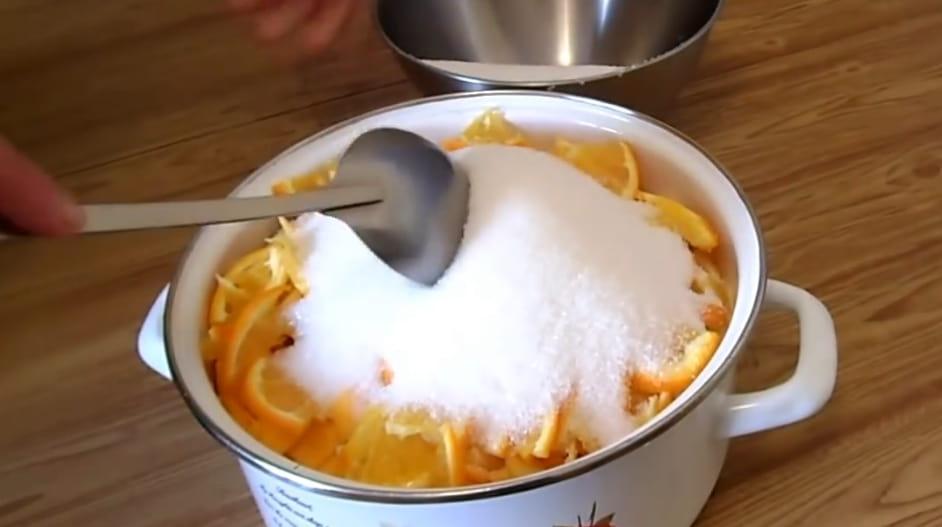 Versez tous les composants préparés avec du sucre et mélangez.