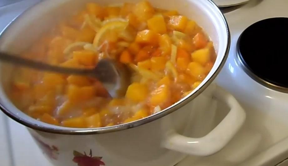 Amenez la confiture à ébullition et laissez cuire 5 minutes en remuant de temps en temps.