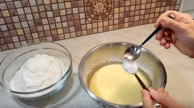 Nous éteignons le vinaigre avec du soda et ajoutons à la pâte.