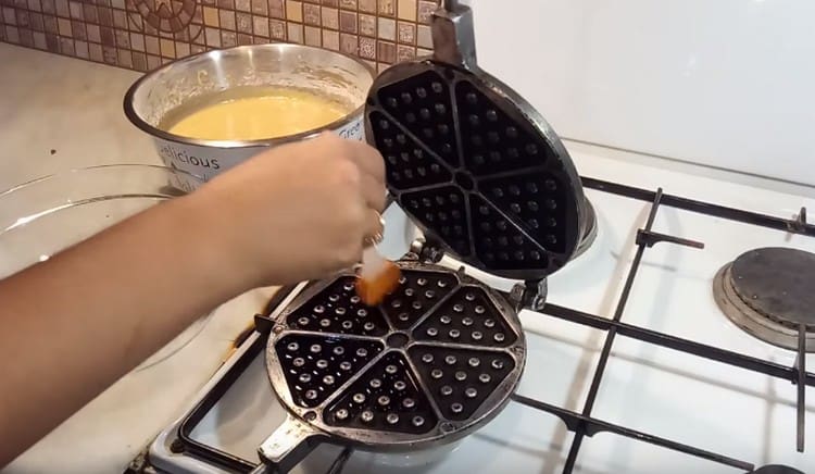 Nous chauffons le moule et le lubrifions des deux côtés avec de l'huile végétale.