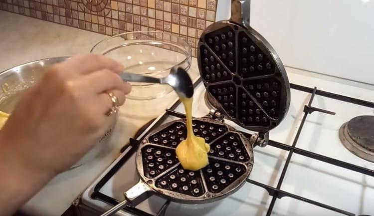 Au centre de la forme, étaler 1-2 cuillères à soupe de pâte et fermez-la.