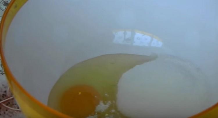 Комбинирайте яйца, захар и бакпулвер в купа.