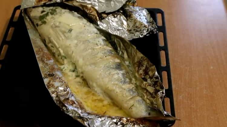 Sabrosa lucioperca al horno en papel de aluminio en el horno: una receta muy simple
