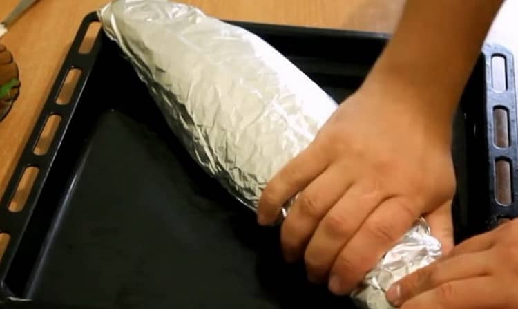 Para preparar el suduk en papel de aluminio, envuelva el pescado en papel de aluminio.